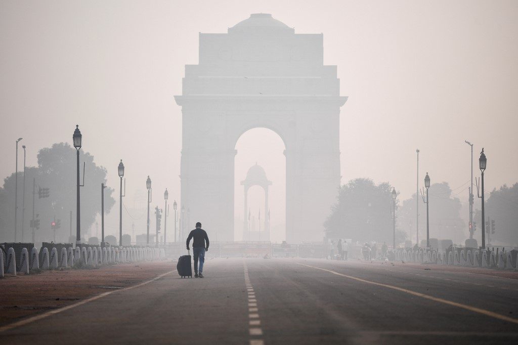 India’s capital awakes to ‘severe’ smog as revelers defy cracker ban