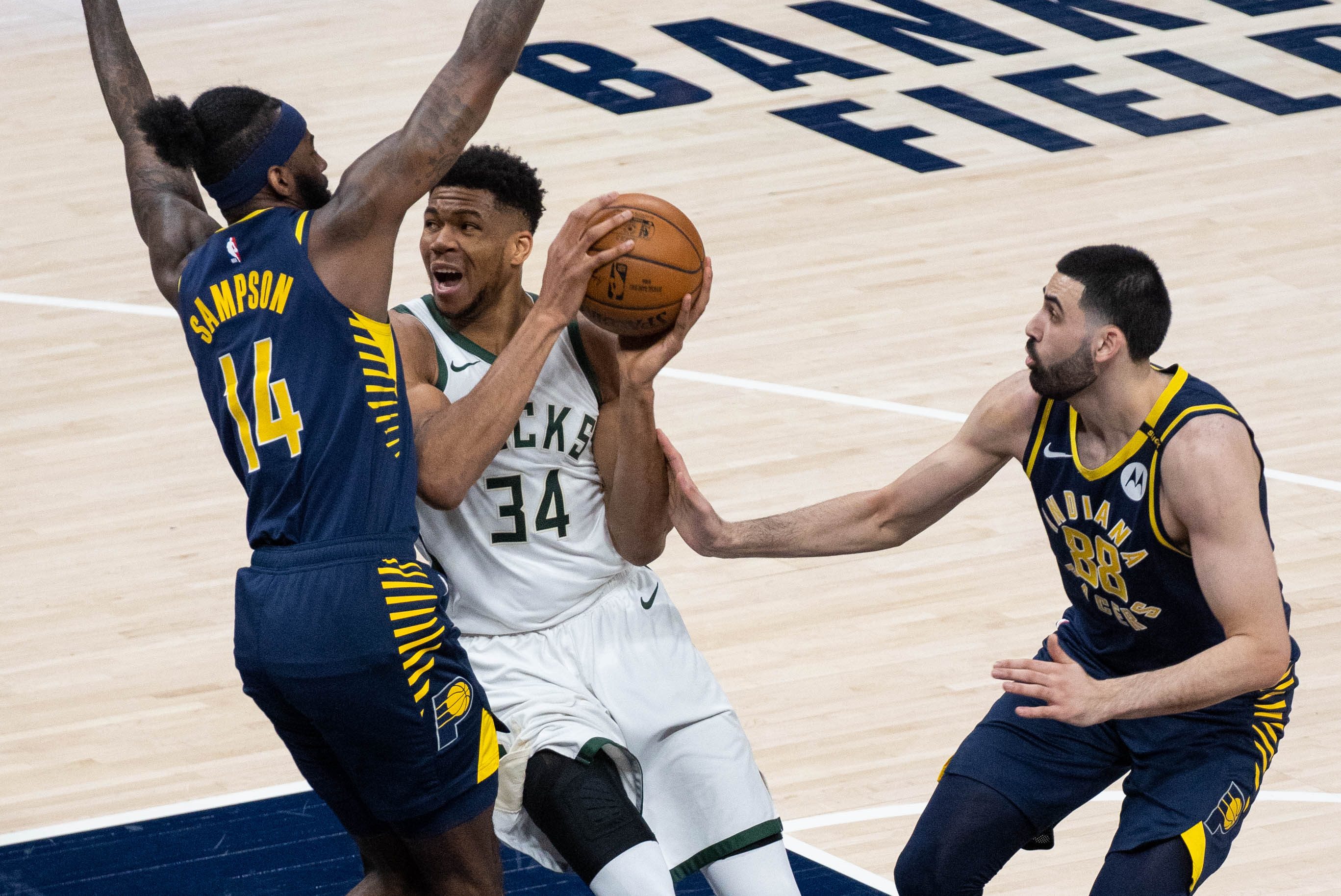 Giannis drops 40, carries Bucks closer to 2nd in East