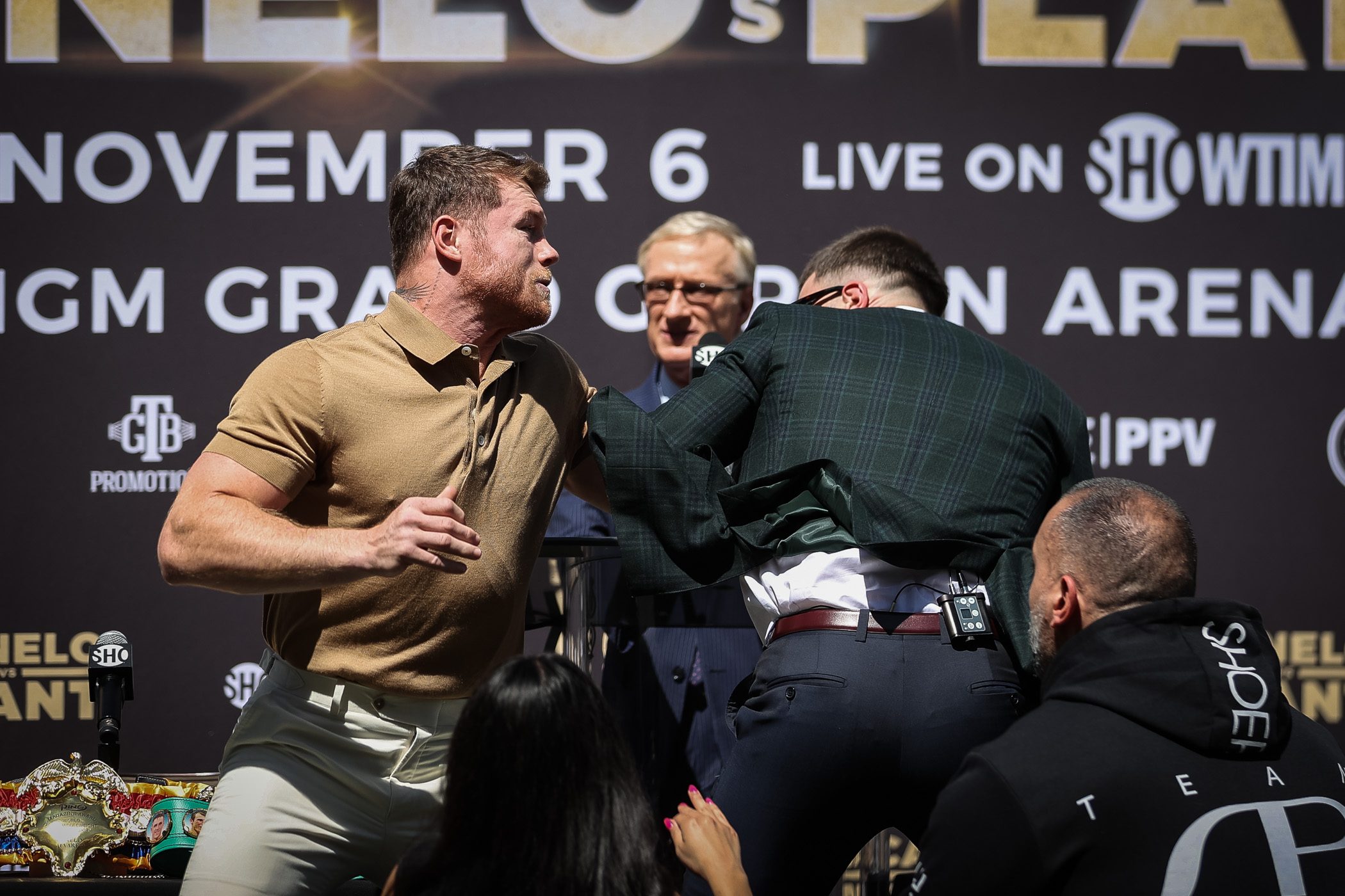 LOOK: Brawl erupts in wild Canelo-Plant media face-off