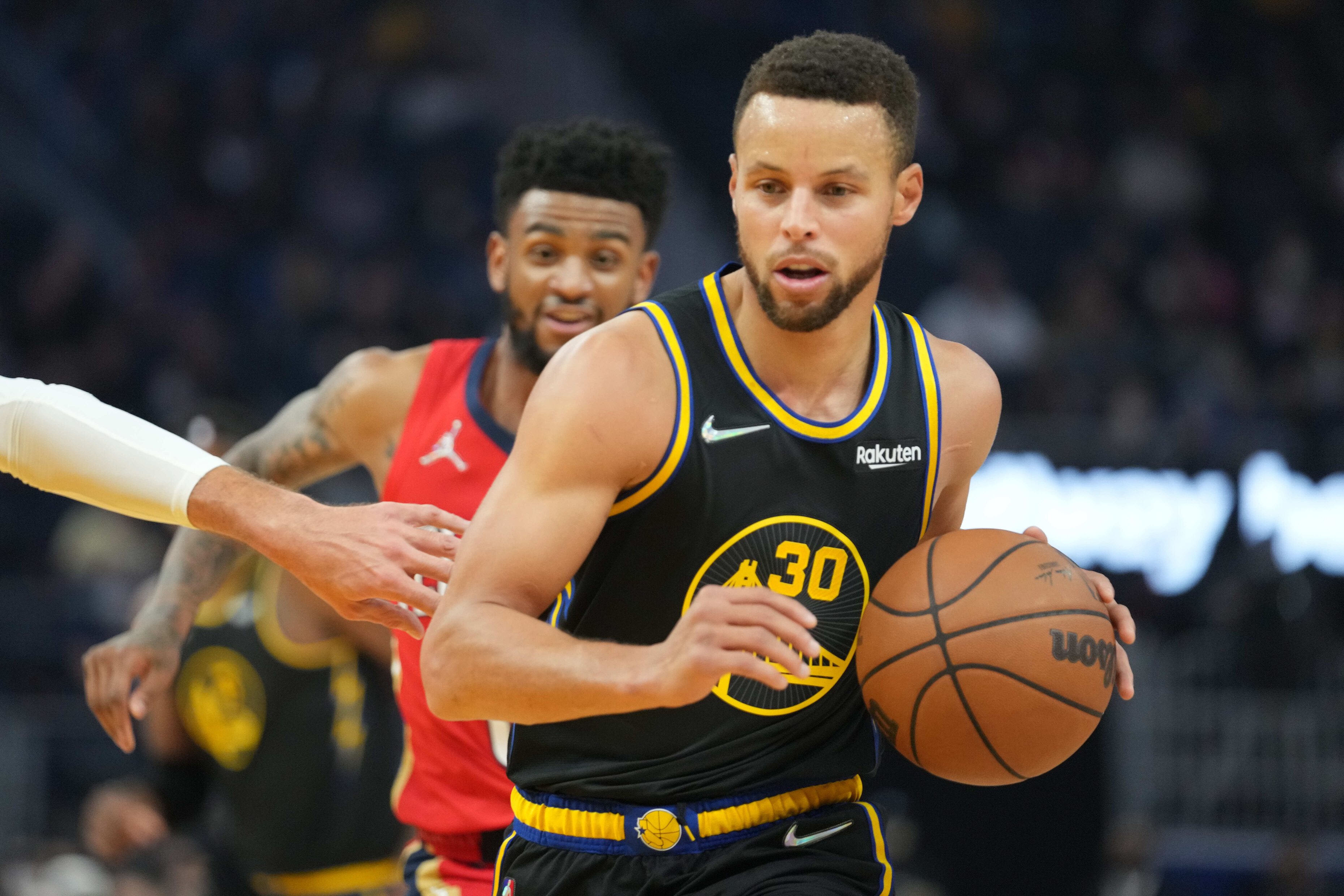 Steph Curry continues hot start in Warriors' win over Pelicans