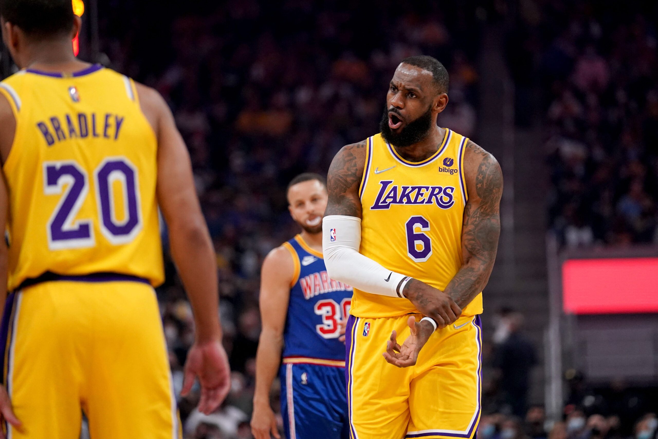 Lakers' Jeanie Buss says LeBron James' number will be retired after he  makes the Hall of Fame 