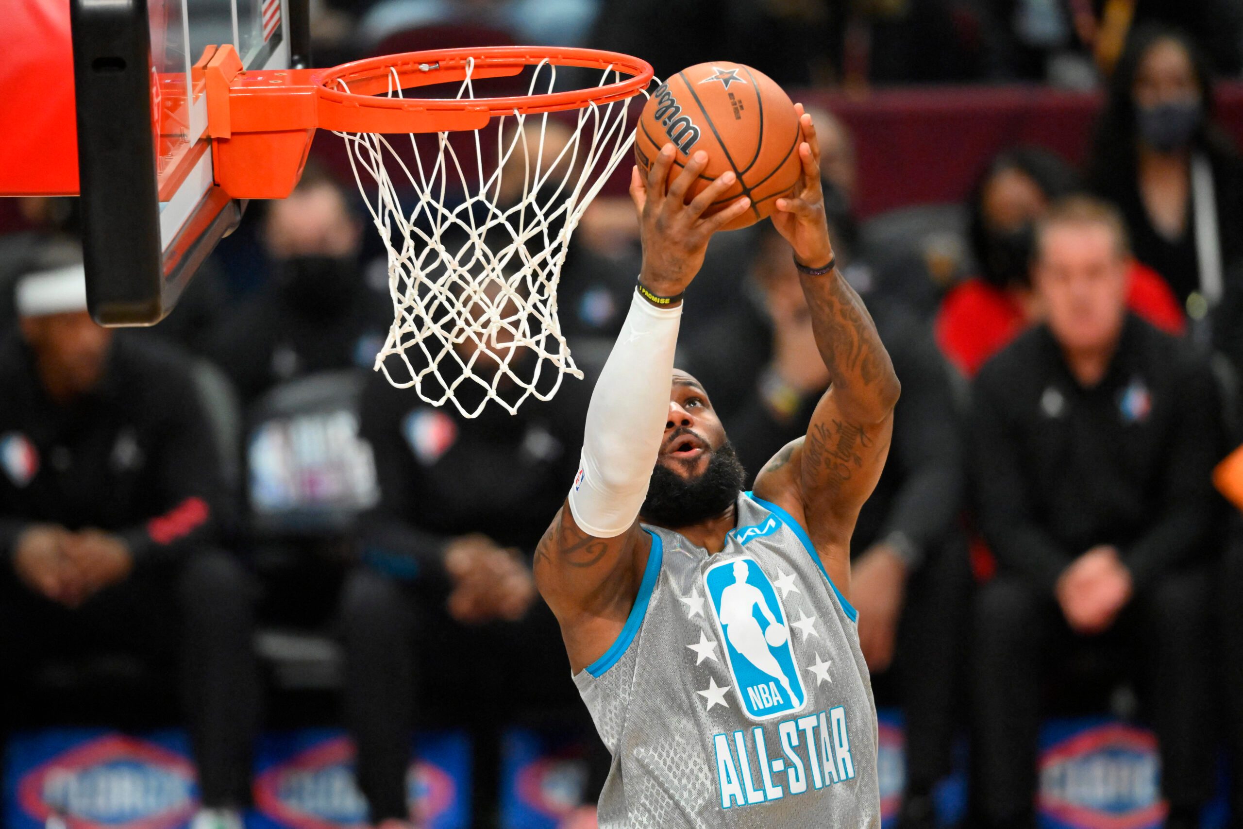 LeBron James leaves fans in awe with stunning dunk off backboard in NBA All-Star  Game - Mirror Online