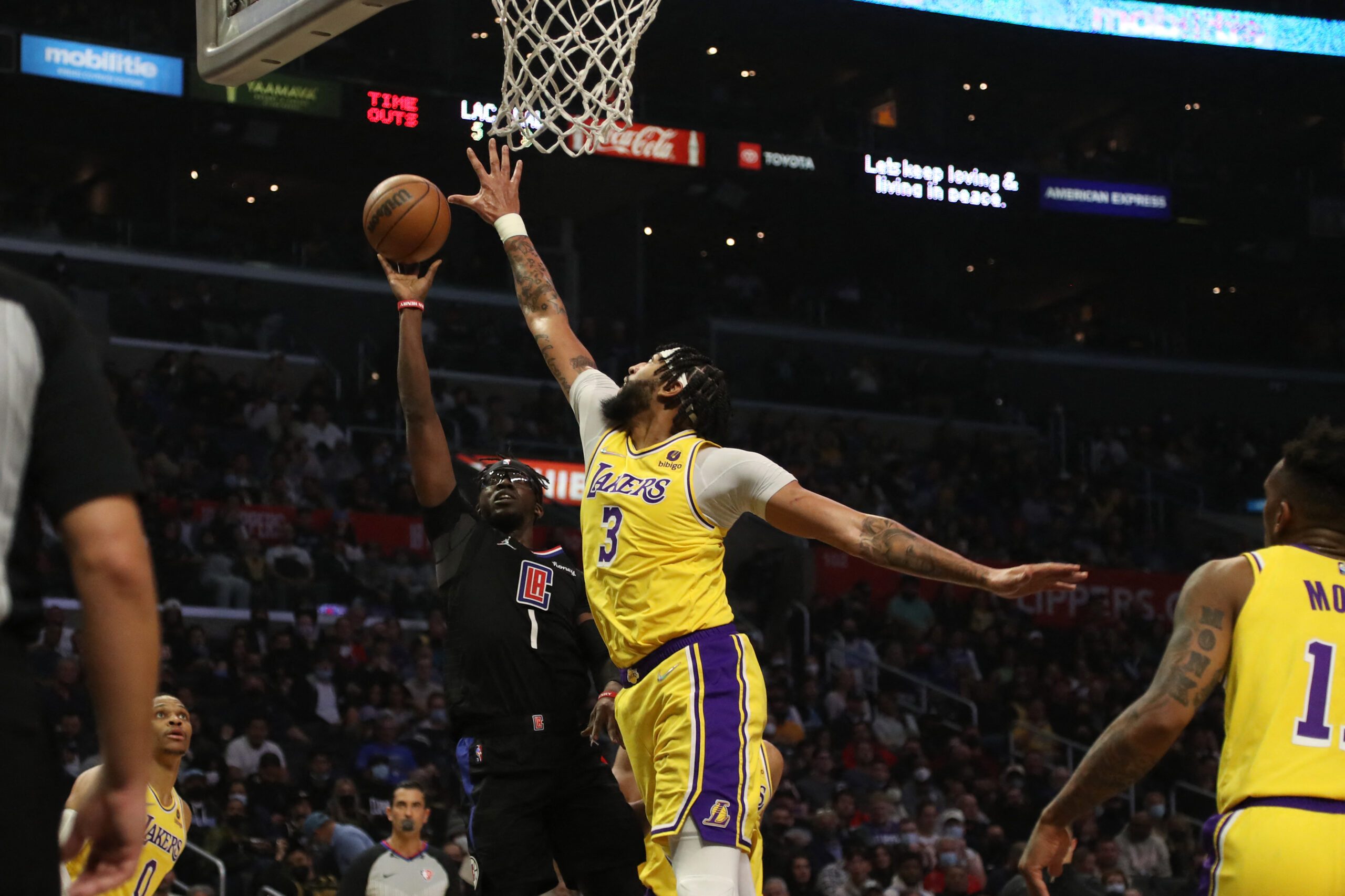 Jackson nails late-game layup as Clippers get by Lakers