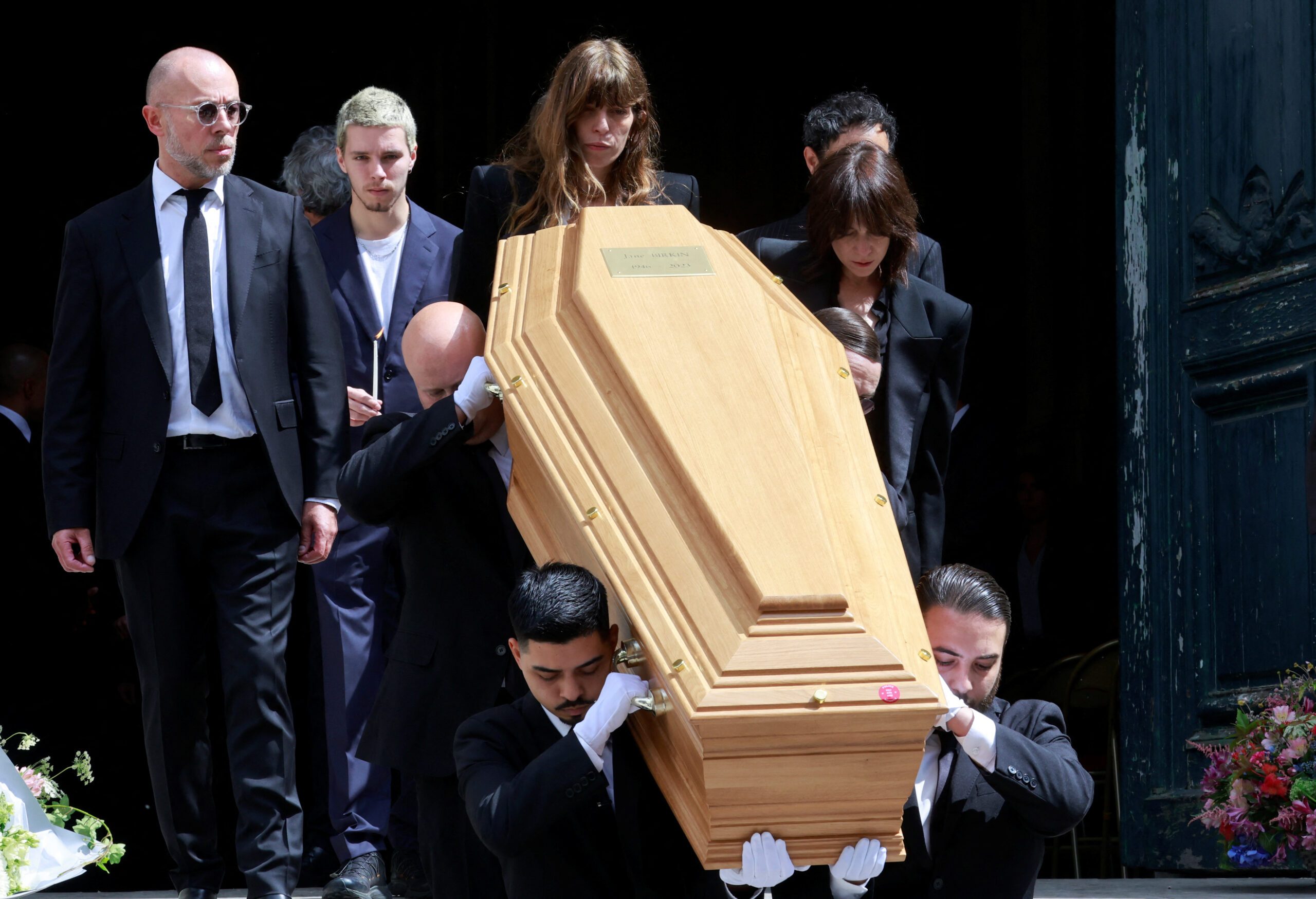 Fans and family bid farewell to 'French icon' Jane Birkin