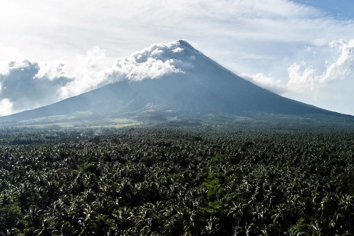 Mayon volcanic earthquakes, sulfur dioxide emissions spike
