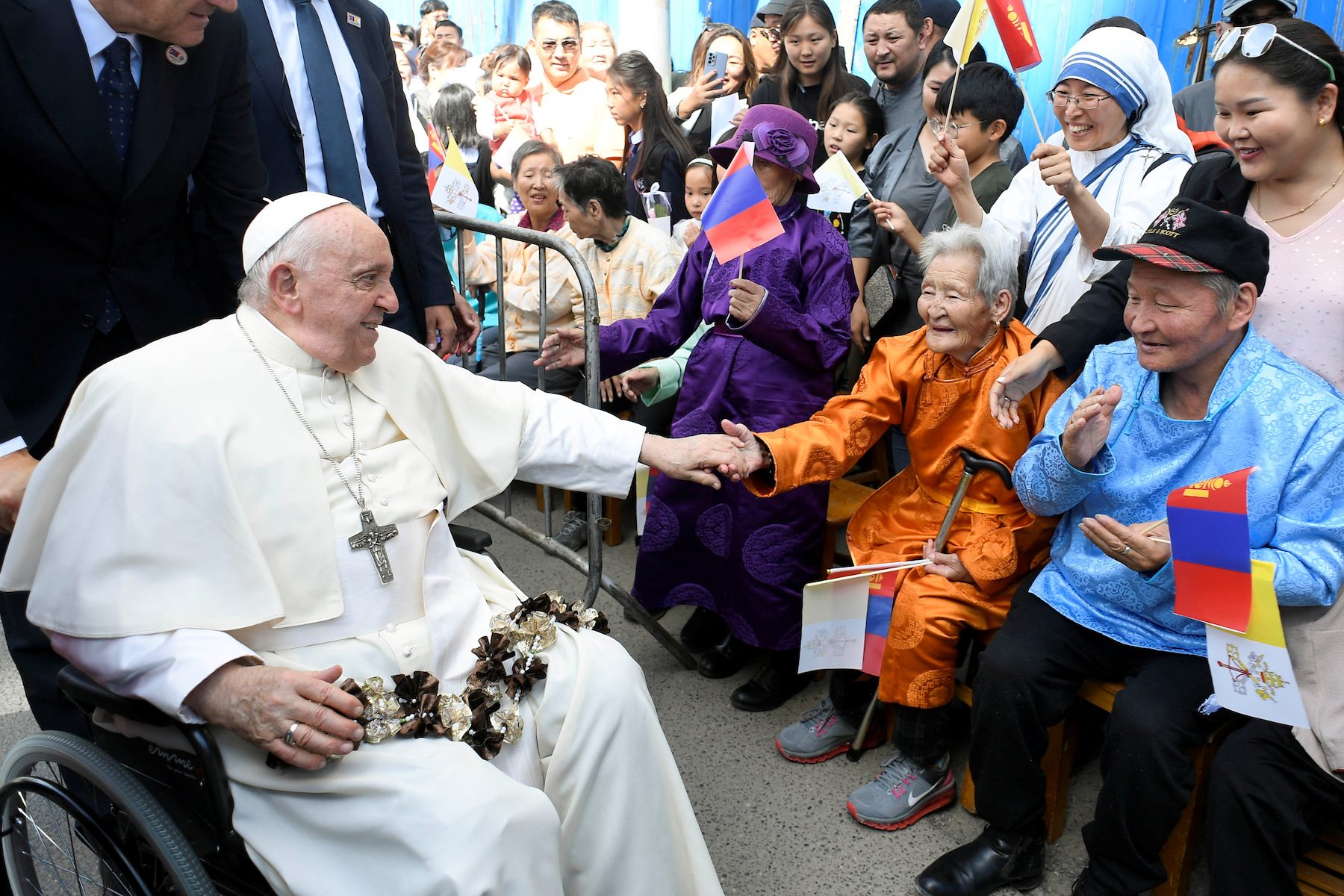 Chinese Catholics sneak a peek at Pope Francis in Mongolia