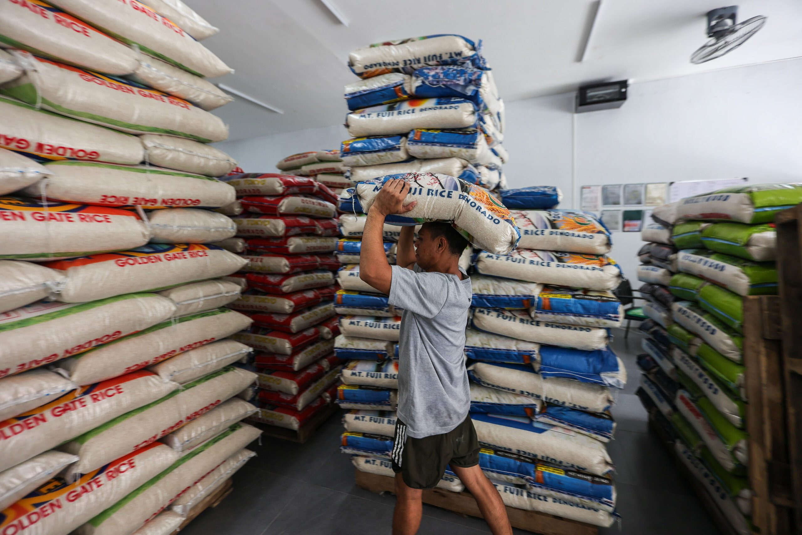Philippines eyes to lower rice prices by canceling out law that promised to do so