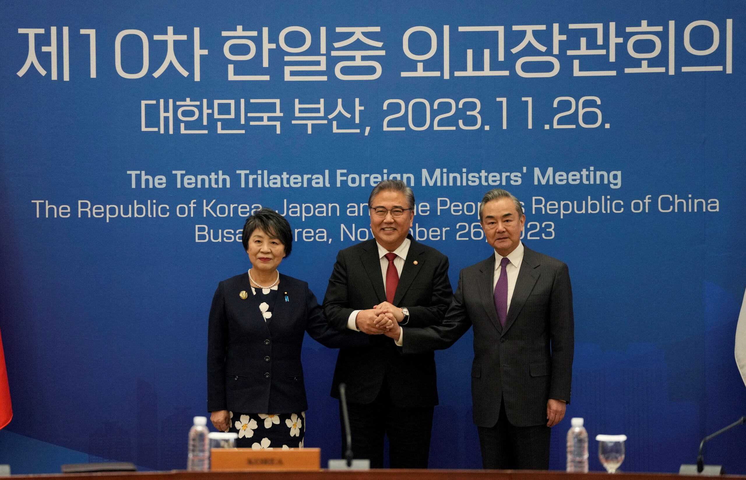 China warns South Korea not to politicize economic issues