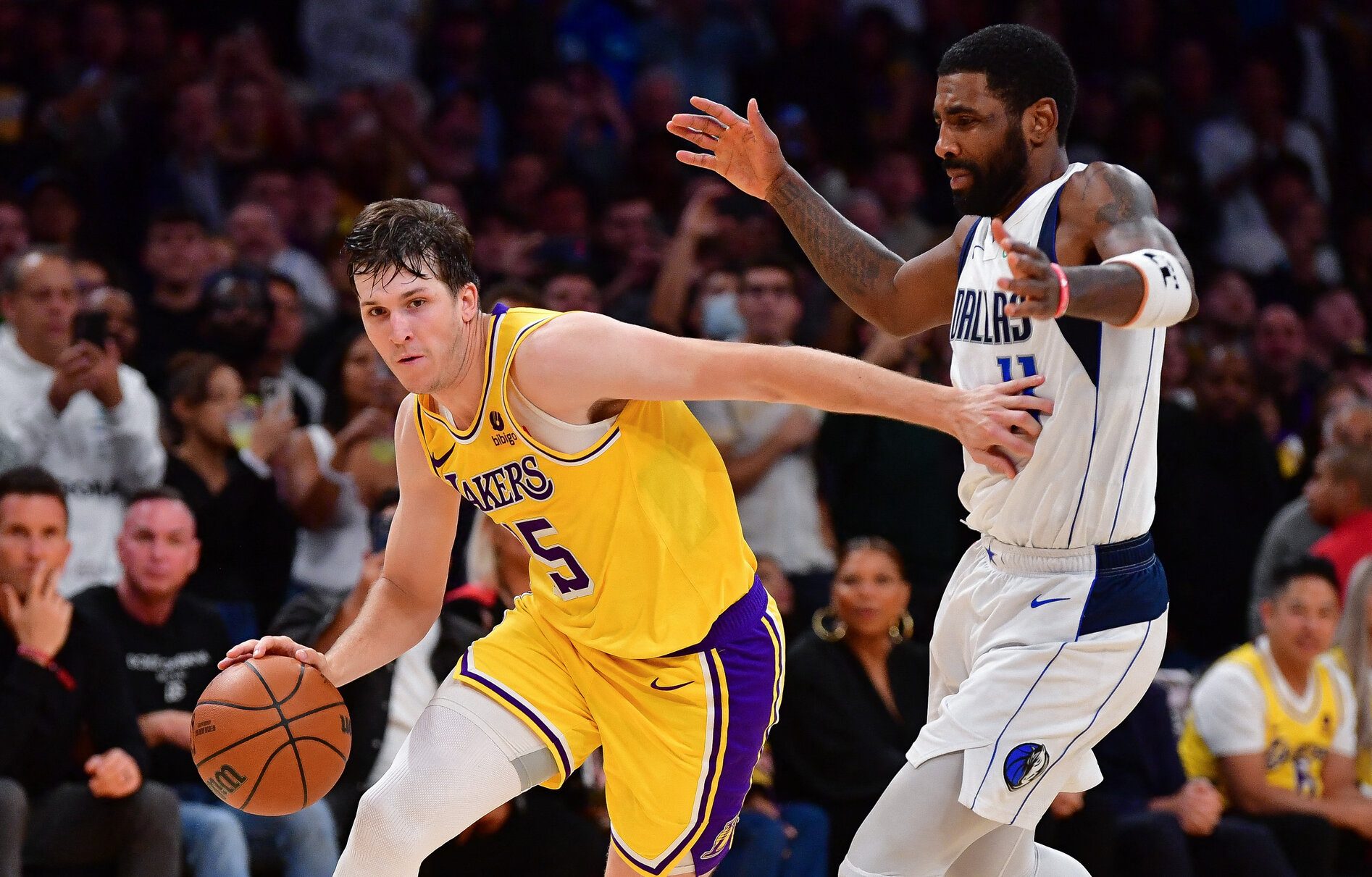 Mavs blow 20-point lead, recover to edge Lakers