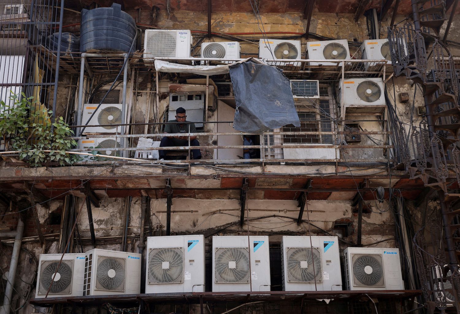 Air-conditioning companies plan cool designs for warming world, but high costs a hurdle
