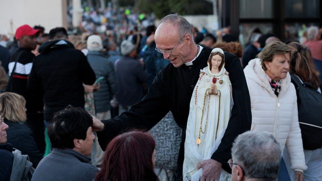 Faithful descend on Portugal’s Fatima to pray for peace as wars rage
