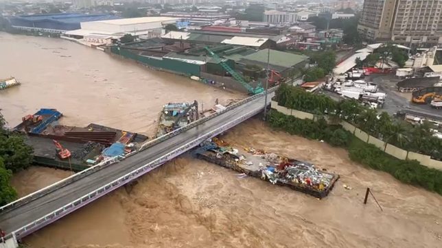 Colliding barges on Marikina River hit Pasig bridge