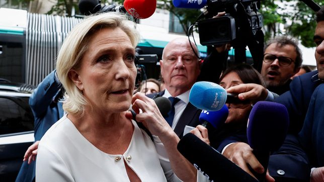 French candidates bow out in bid to block far-right