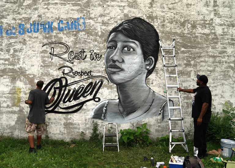 RESPECT. A man paints a mural of Aretha Franklin down the street where the Rev. Jesse Jackson spoke celebrating the life of the singer at her father's church, New Bethel Baptist, at a Sunday morning service in Detroit, Michigan, on August 19, 2018. Photo by Timothy Clary/AFP   