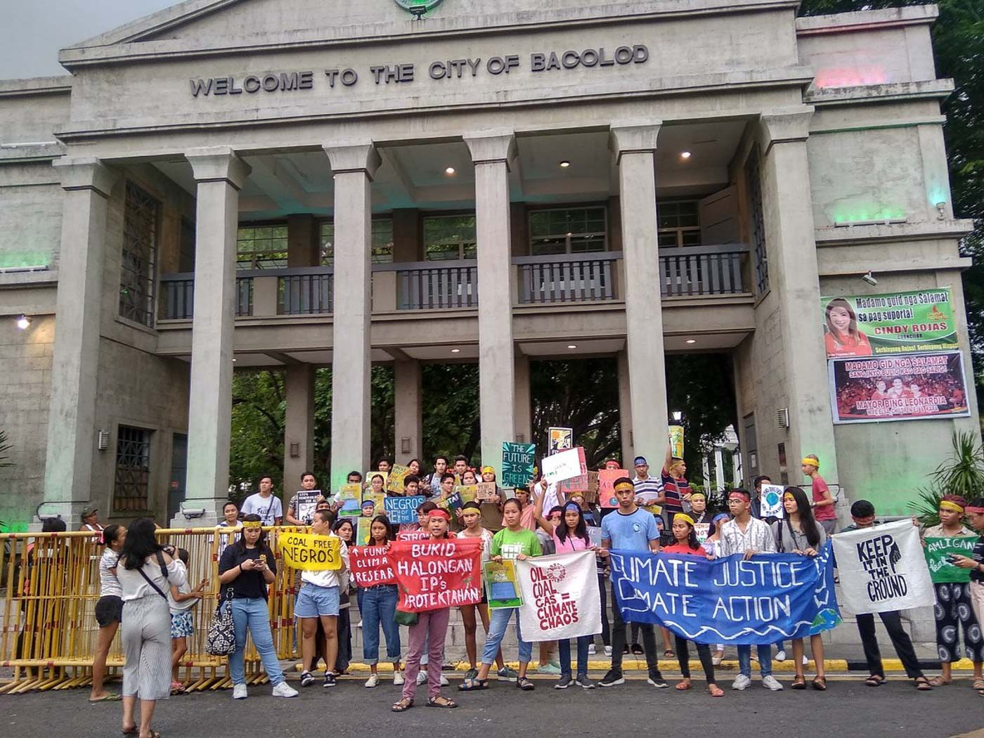 CALL FOR CLIMATE ACTION. Protesters converge at the Bacolod City public plaza. Photo by Joey Baldonado/Rappler   