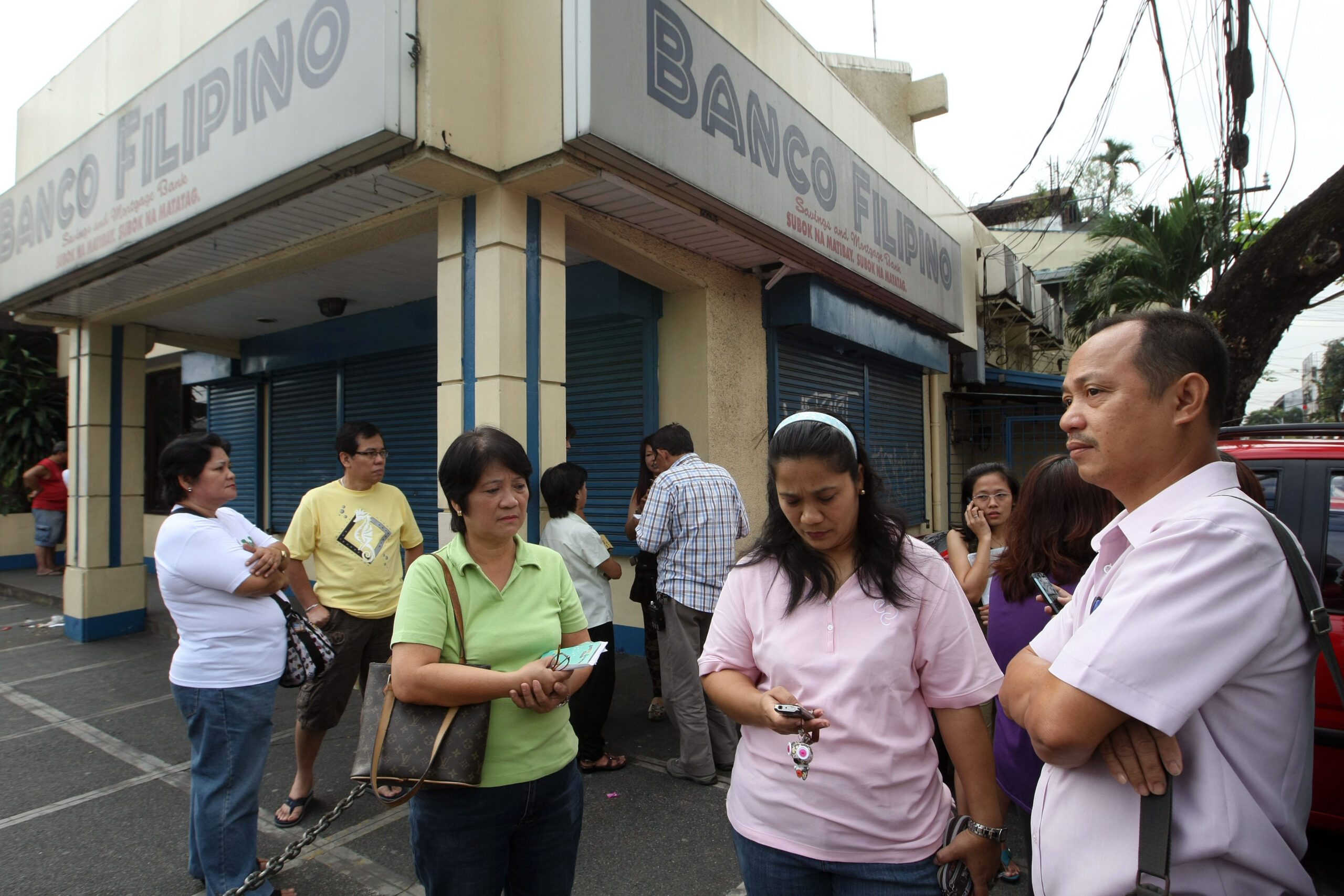 Mantan petugas Banco Filipina mengajukan tuntutan pidana