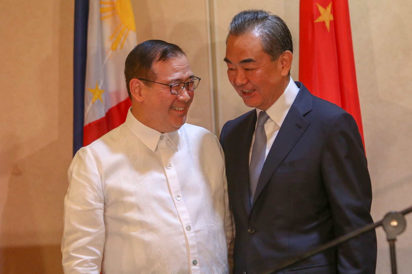 TOP DIPLOMATS. Philippine Foreign Secretary Teodoro Locsin Jr (left) and Chinese State Councilor and Foreign Minister Wang Yi share a light moment during the latter's official visit to Davao City, Philippines, on October 29, 2018. Photo by Manman Dejeto/Rappler  