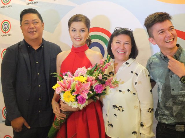 STAR MUSIC ARTIST. Donna with manager Shirley Kuan seals the deal with Star Music executives for her comeback album. Photo by Alexa Villano/Rappler  