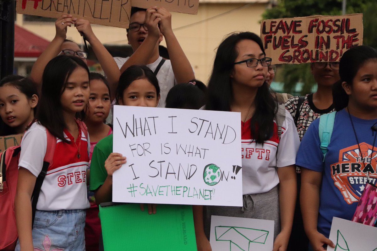 MY STAND. Students from Tacloban City express their pledges to help save the environment. Photo by Cherry Tabuena  