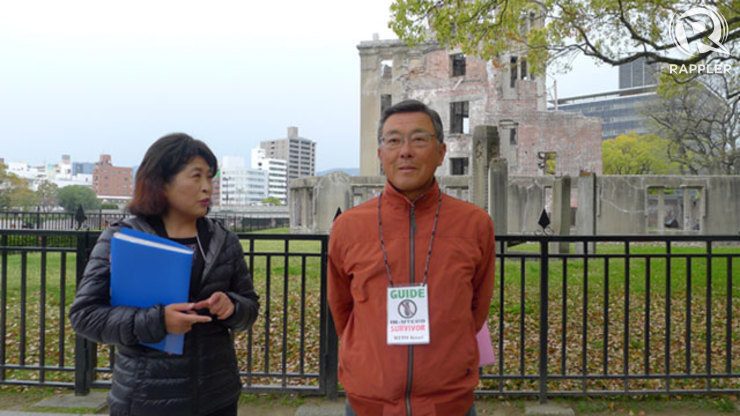 Hibakushas Michiko Yamaoka dan Mito Kosei di depan kubah bom atom.  Foto oleh Rappler/Maria Ressa