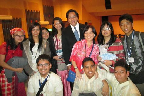 PERJALANAN JEPANG.  Amber bersama perwakilan Filipina lainnya di Jepang serta Konsul Jerome John Castro dari Konsulat Jenderal Filipina di Osaka.  Foto milik Komisi Pemuda Nasional