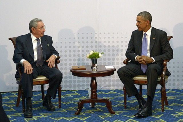 Landmark meeting: Obama, Castro meet in Panama