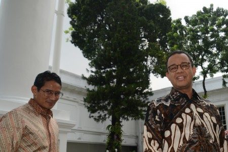 Gubernur DKI Jakarta Anies Baswedan (kanan) dan Wakil Gubernur Sandiaga Uno tiba di kompleks Istana Kepresidenan, Jakarta, Rabu (25/10). FOTO oleh ANTARA/Rosa Panggabean 