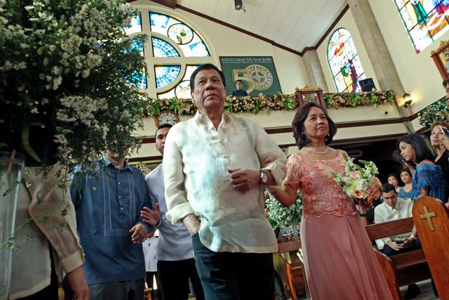 LONG-TIME ALLIES. President Rodrigo Duterte and former president Gloria Macapagal Arroyo walk on the center aisle of Sanctuario de San Jose in Mandaluyong City on January 8, 2017, as principal sponsors in a wedding ceremony. Malacañang file photo  