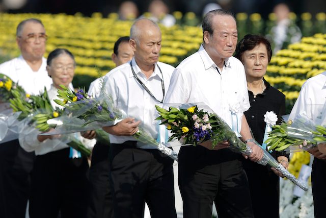 Bunga untuk mengenang para korban jatuhnya bom atom di Hiroshima, Jepang
