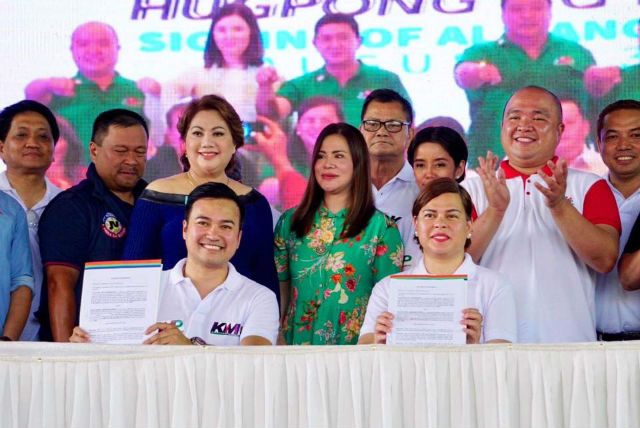 ALLIANCE. The regional parties of Carpio and Velasco ink their alliance for the 2019 elections. Photo from Hugpong ng Pagbabago's Facebook page. 