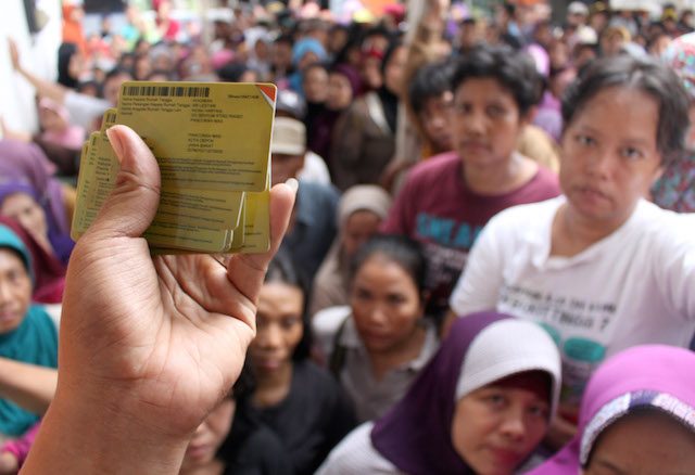 KARTU KESEJAHTERAAN.  Warga menunggu giliran untuk mendapatkan kartu perlindungan sosial baru di kantor pos di Depok, Indonesia pada 25 November 2014.  Foto oleh Adi Weda/EPA 
