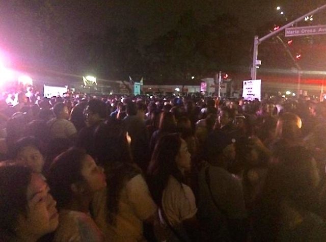 Kerumunan yang gelisah dan tidak terorganisir di luar lokasi Misa Luneta