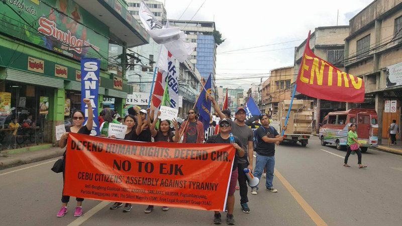 DIVERSE. Several groups join the protest held at the Metro Colon, Cebu. Photo by Jumjum Ouano/Rappler 