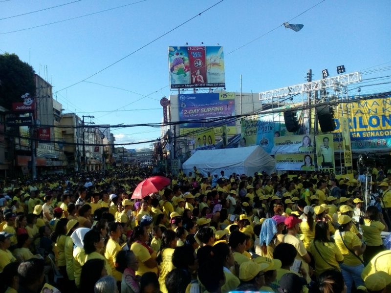 SEA OF YELLOW. Thousands of LP supporters gather at Plazoleta Gay in downtown Iloilo for LP's Meeting de Avance on May 3. Photo by Russel Patina 