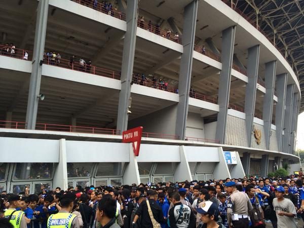 Polisi menangkap ratusan suporter yang melakukan kerusuhan jelang final Piala Presiden di GBK