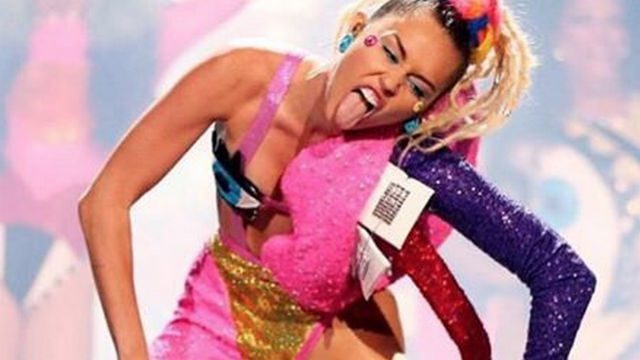 Pakaian liar Miley Cyrus di MTV VMA 2015