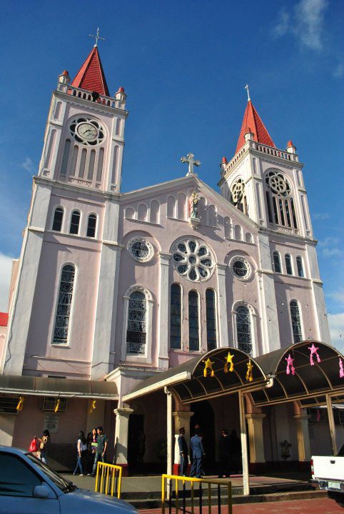 KATEDRAL BAGUIO.  Sebagai destinasi populer, gereja ini juga terkenal dengan warna unik puncak dua menara di kedua sisinya.  Foto oleh Che Gurrobat