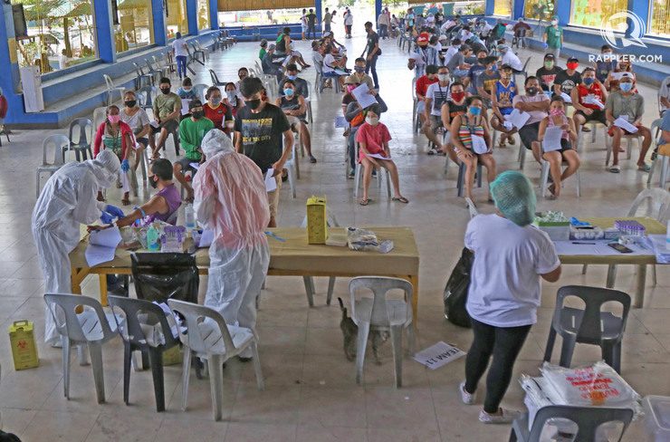 TESTING. Residents of Barangay Mabolo are tested for coronavirus. Photo by Gelo Litonjua/Rappler 
