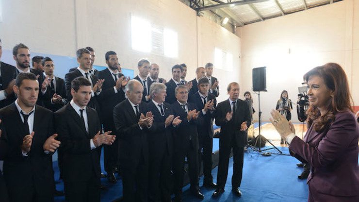 BITTERSWEET WELCOME. Argentine President Cristina Fernandez de Kirchner (R) applauds the Argentine national football team during a reception after their arrival in Buenos Aires from the 2014 World Cup in Brazil, 14 July 2014. Photo courtesy Argentina President's Office