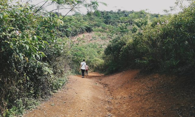 Ini adalah rute dari Cijahe menuju Cibeo. Sepanjang perjalanan, Anda harus melintasi medan tanah. Untuk itu, gunakan alas kaki ber-grip agar tidak mudah terpeleset ketika hujan. 