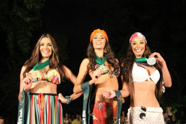 TRANSFER KELOMPOK 1.  Franceska Toro dari Puerto Riko, Zaira Bas dari Spanyol, dan Eloísa Gutiérrez dari Bolivia selama kompetisi kostum resor grup.  Foto milik Miss Earth