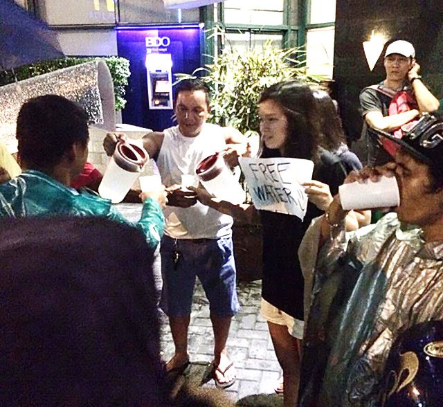 Para suster memberikan air gratis kepada penumpang EDSA yang terdampar selama rapat umum INC