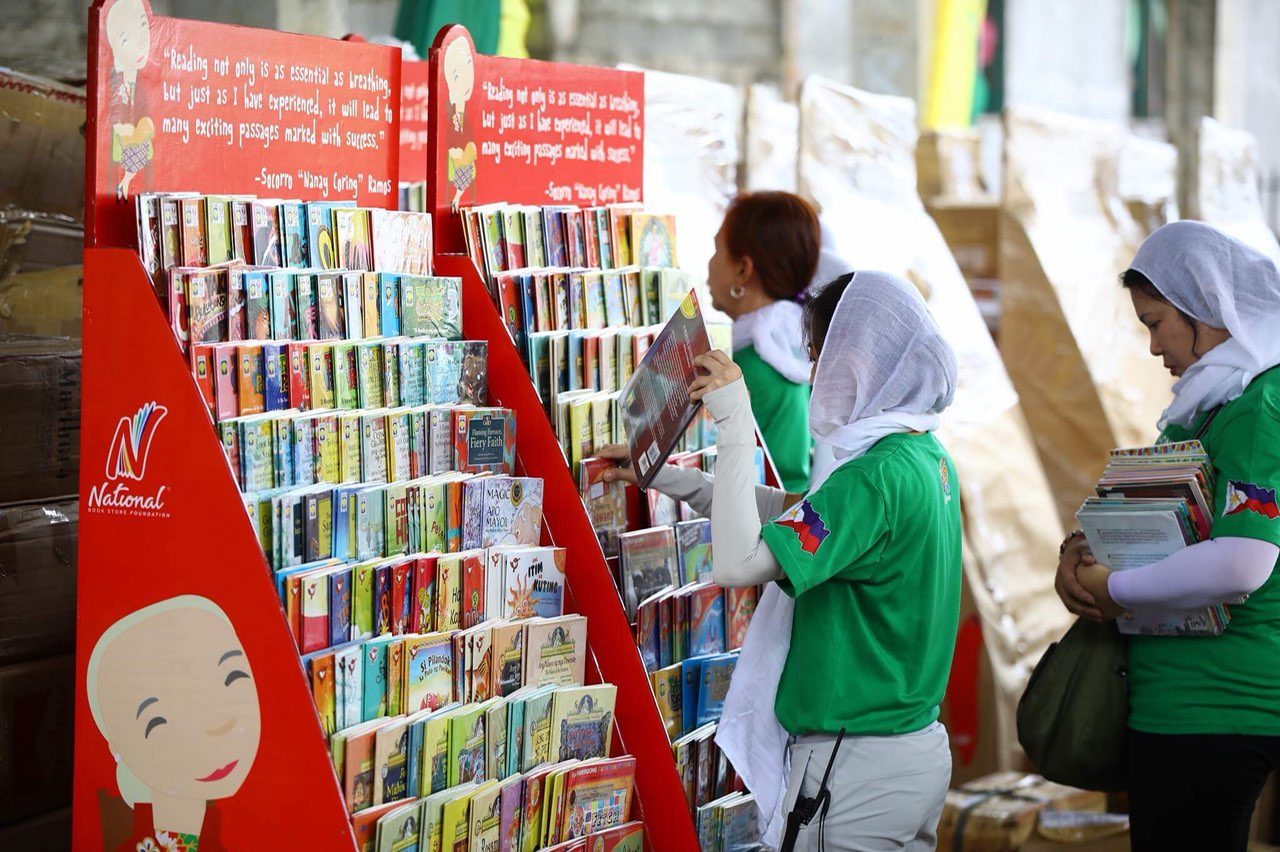 DONATIONS. Volunteers and donors brought thousands of books to Marawi. Photo by Rolan Garcia  