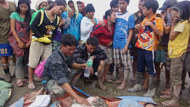 GRIEF. Residents of New Bataan, Compostela Valley identify the remains of victims of the flooding and landslide in the area, caused by typhoon Pablo (Bopha), on December 5, 2012. Photo by Karlos Manlupig 