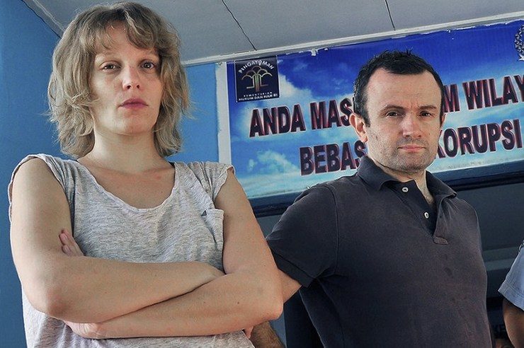 DITANGKAP. Jurnalis Perancis, Thomas Dandois (kanan) dan Valentine Bourrat (kiri) dari stasiun televisi Arte terlihat di kantor imigrasi Jayapura pada 28 Agustus 2014. Mereka ditangkap karena menyalahgunakan visa kunjungan untuk meliput di Papua. Foto oleh AFP 