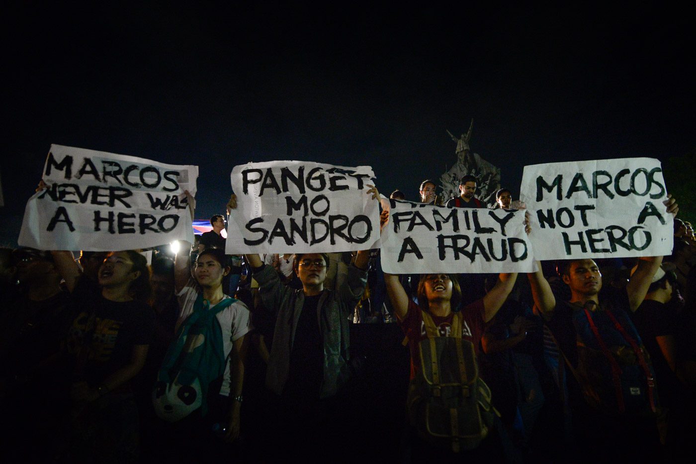 'NEVER A HERO.' Protesters ended their program at the People Power Monument but many remained, urging motorists to honk their car horns in protest of the Marcos burial at the Libingan ng mga Bayani on November 18, 2016. Photo by LeAnne Jazul/Rappler 