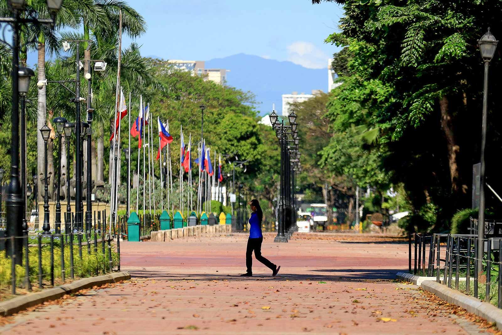 NO VISITORS. The Rizal Park or Luneta in Manila is temporarily closed to visitors on March 14, 2020 ahead of the month-long community quarantine that will be imposed in the Metro. Photo by Inoue Jaena/Rappler 