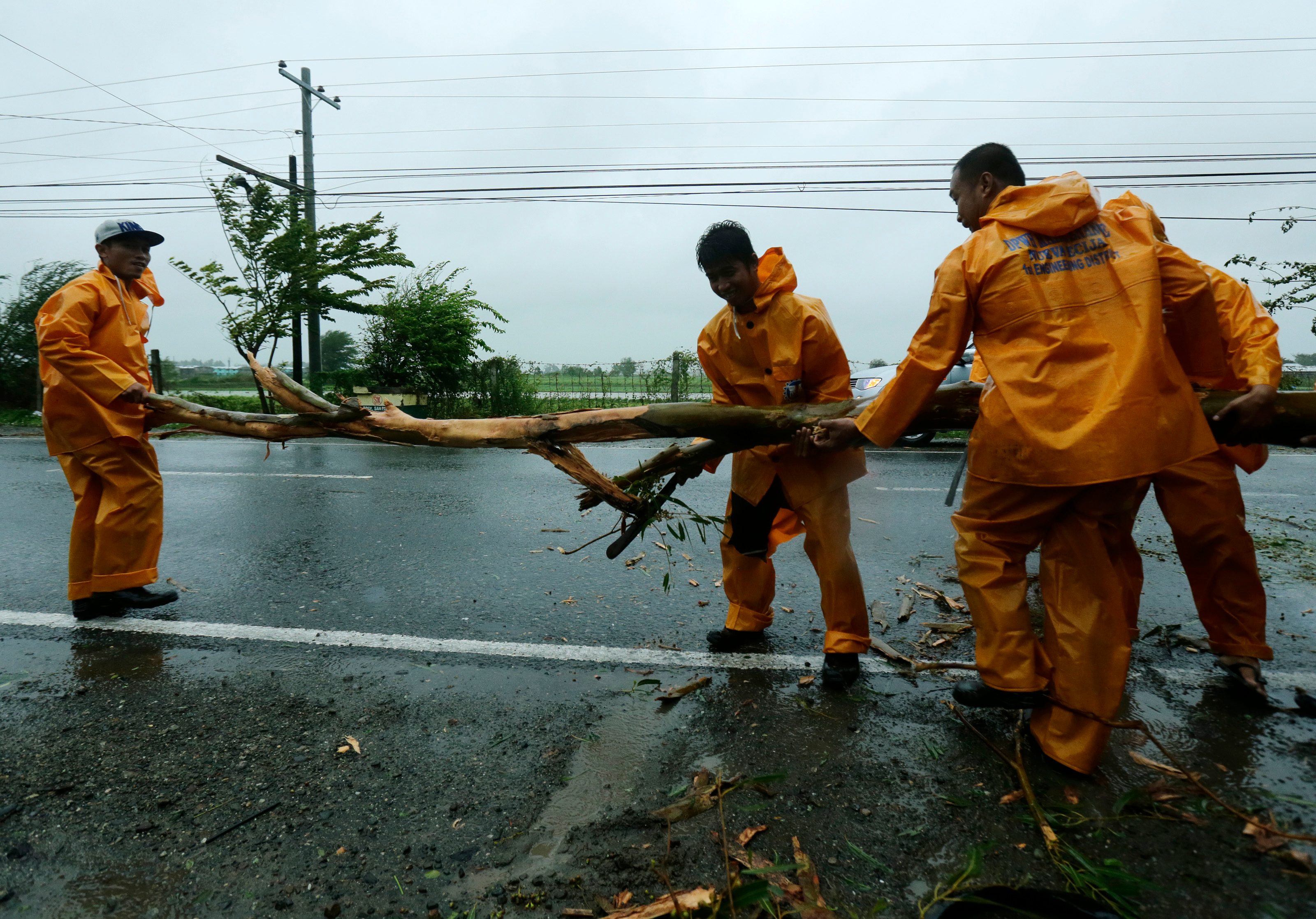 Petugas pemerintah membersihkan puing-puing dari jalan raya di Kota Cabanatuan, Nueva Ecija pada 18 Oktober 2015, setelah Topan Lando (Koppu) melanda Filipina utara.  Foto oleh Francis Malasig/EPA 
