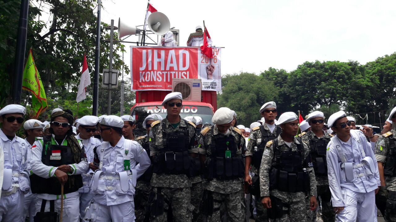 Massa bersiap demonstrasi di depan Istana Negara. Foto oleh Sakinah Haniy/Rappler 