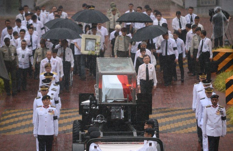 RAINY PROCESSION. The body of Singapore's former prime minister Lee Kuan Yew is transferred atop a gun carriage as they leave Parliament House during a funeral procession in Singapore on March 29, 2015. Mohd Fyrol/AFP 